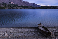 湖と一艘の小舟