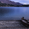 湖と一艘の小舟