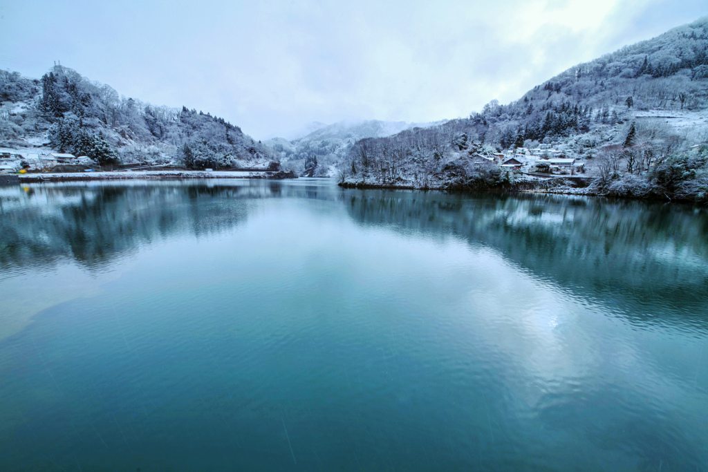 雪降る犀川の村