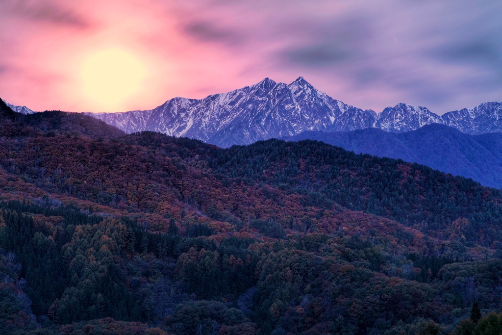 山の向こうに聳え立つ