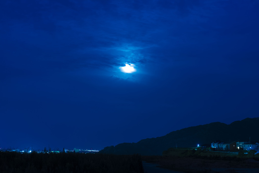 満月は気流に烟る