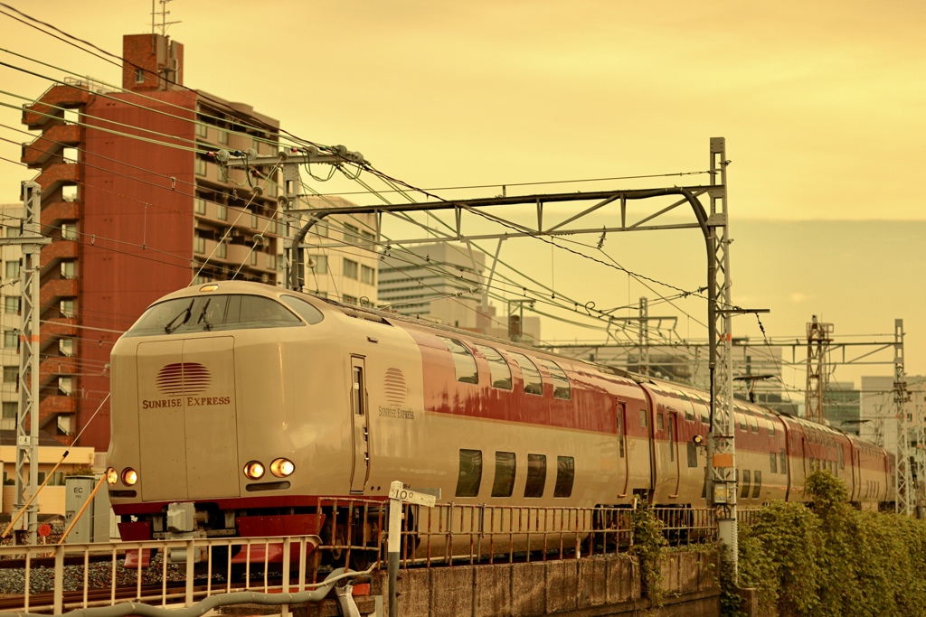 朝焼けサンライズ91号間もなく大阪駅