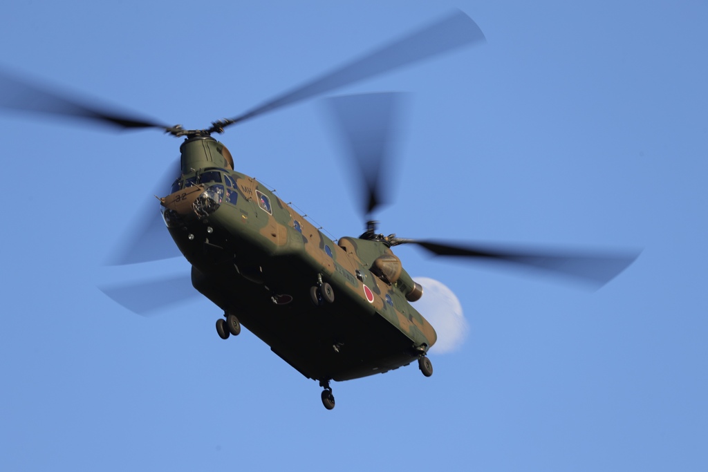 月とキャリアーと青空