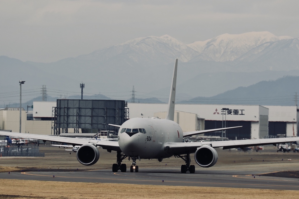 遠く雪山を背にして