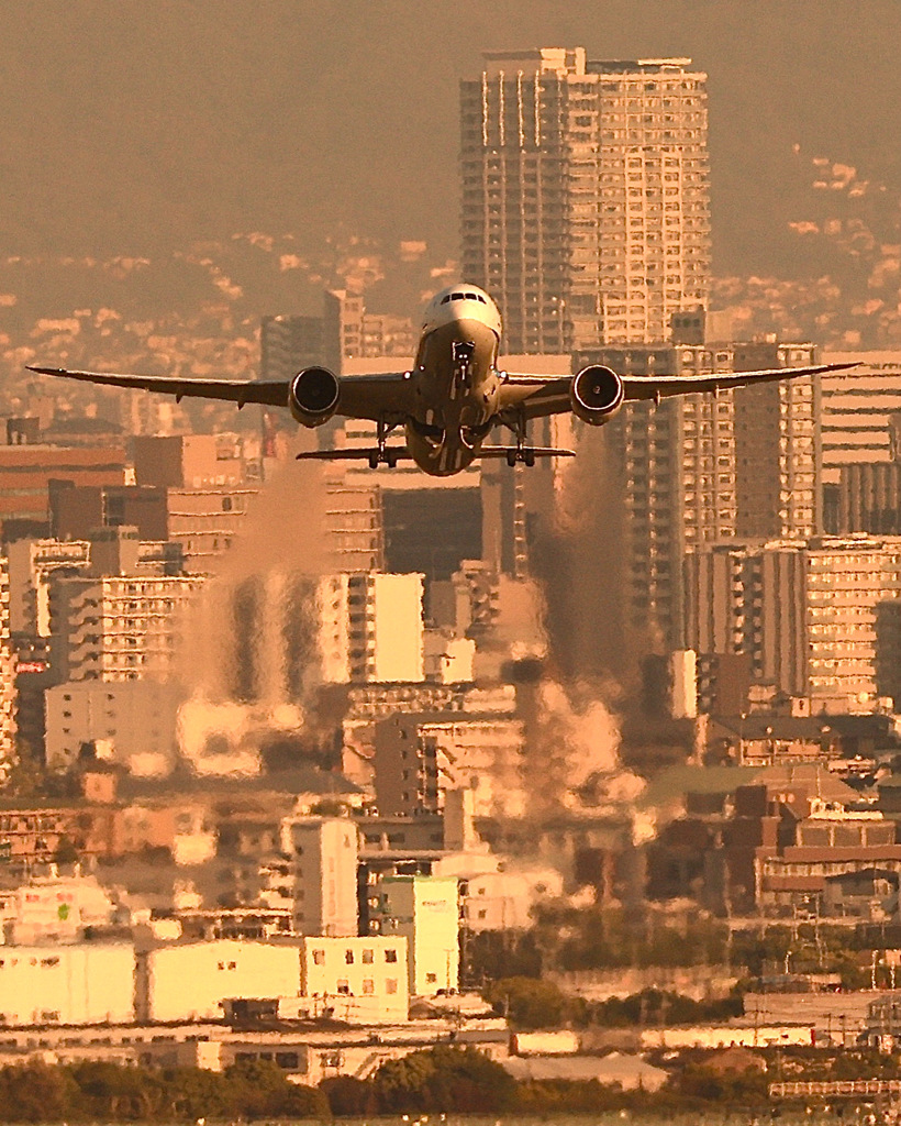 ビル群を背にテイクオフ