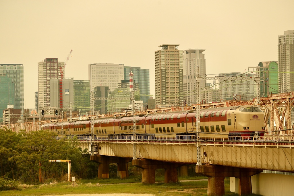 早朝の梅田ビル群を背に