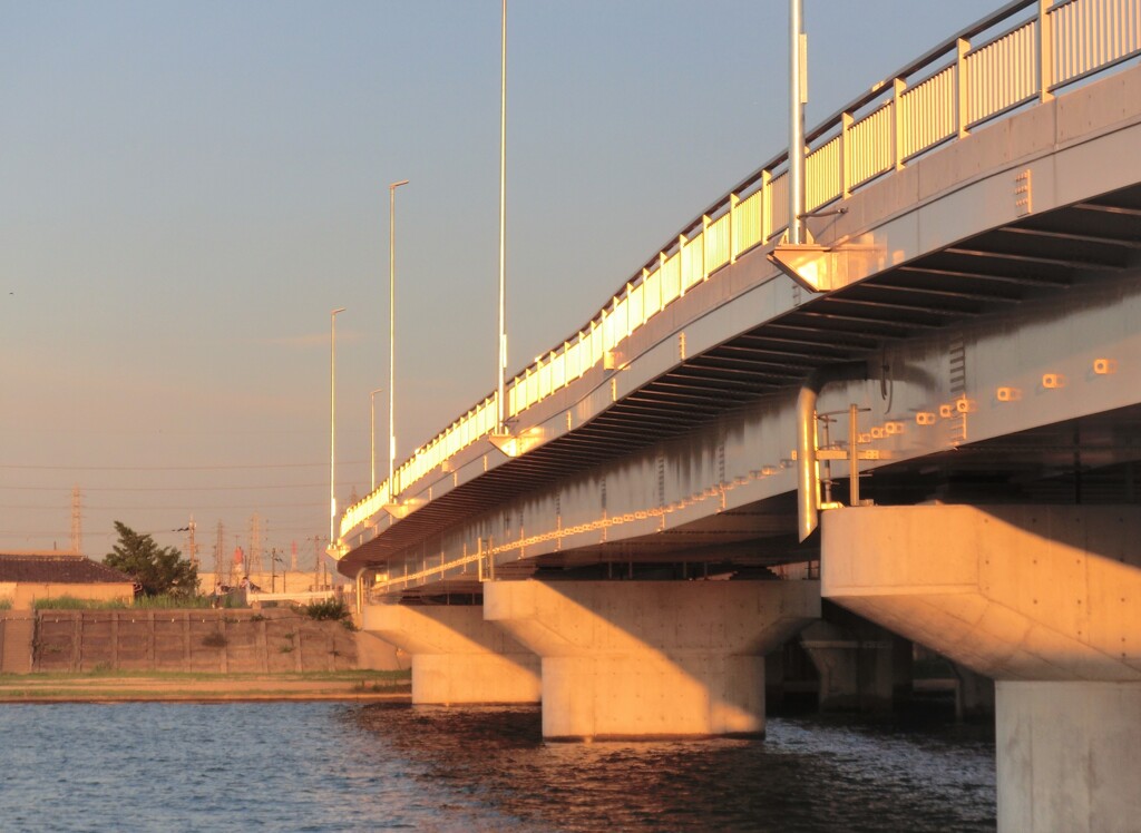 夕陽を浴びる橋