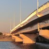 夕陽を浴びる橋