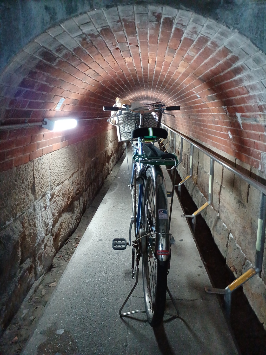 西宮市甲子園口　マンボウトンネル
