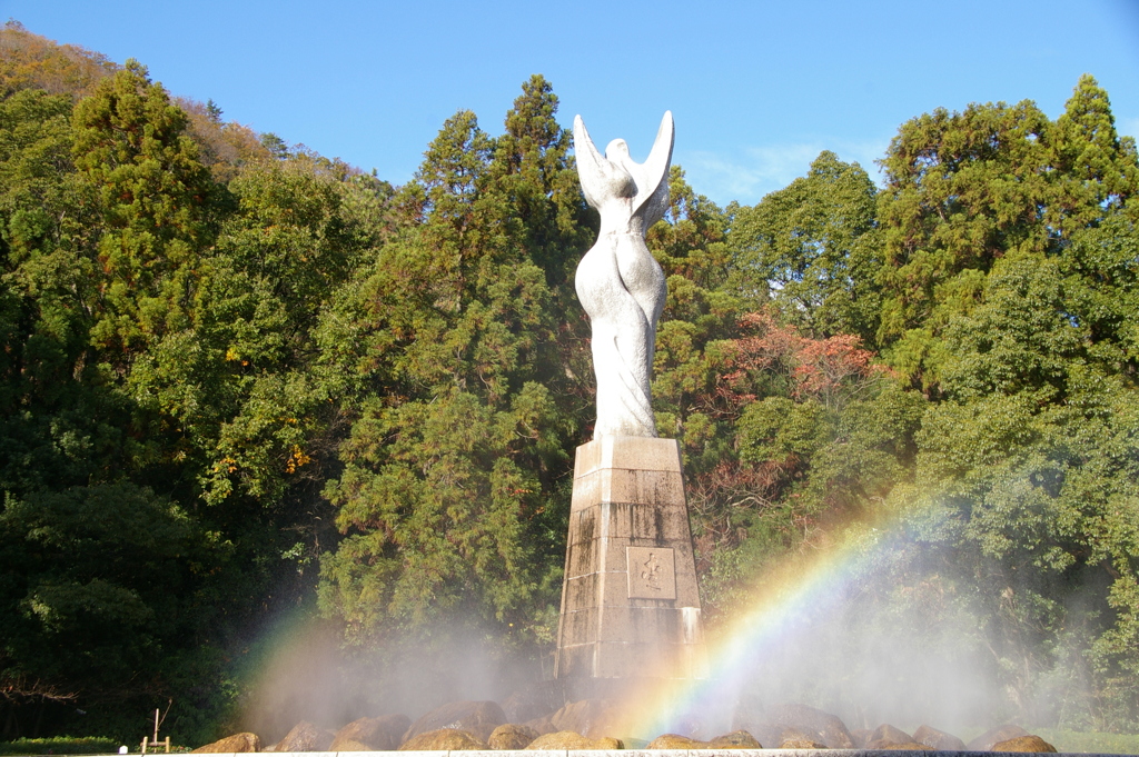 愛の像と小さな虹