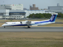 ボンバルディア　DHC-8-Q400の着陸