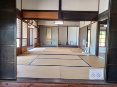 かやぶき民家の中