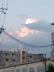 実際はもっとキレイなピンクの雲ですが・・・