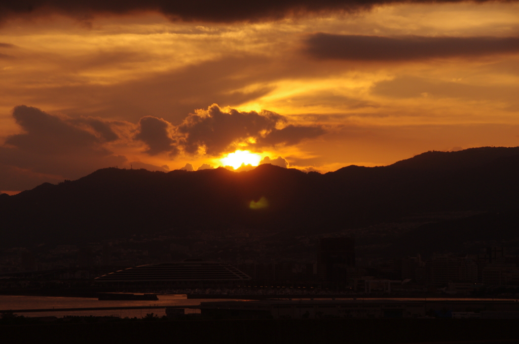 銑鉄なような太陽、六甲山へ沈む