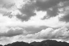 梅雨空と六甲山系