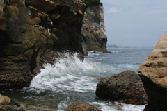 押し寄せる波