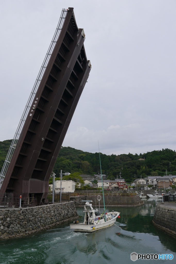 直った橋②　船が通ります