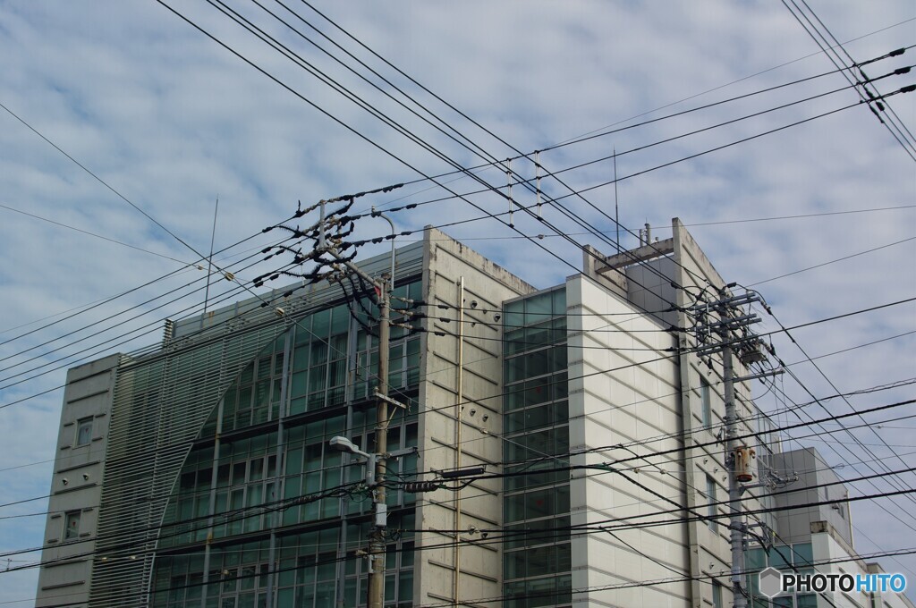 夏の空と電線いっぱい・・(;^ω^)