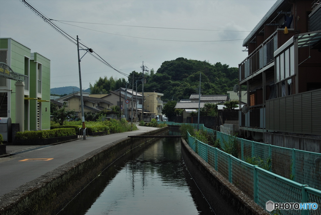 小川のある風景