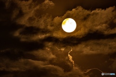 満月にかかる雲