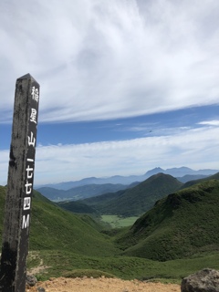 稲星山山頂から遠くに由布岳