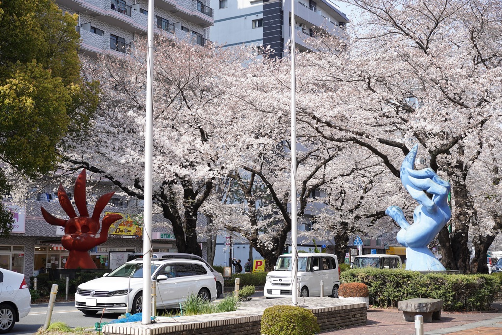 呼ぶ 赤い手 青い手