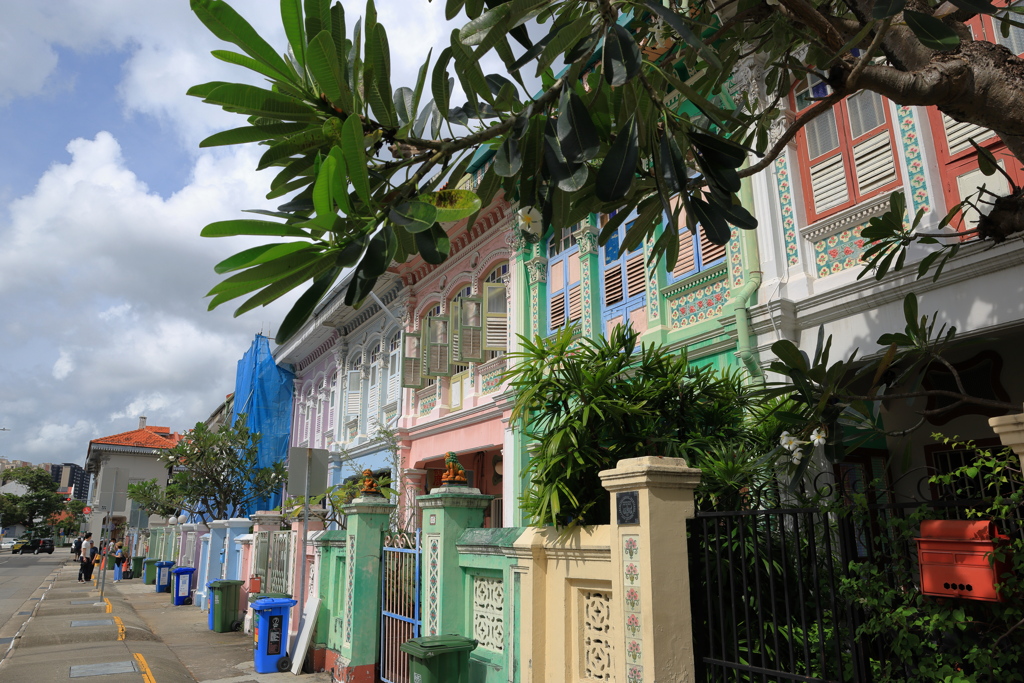 パステルの家々と青空と白い雲