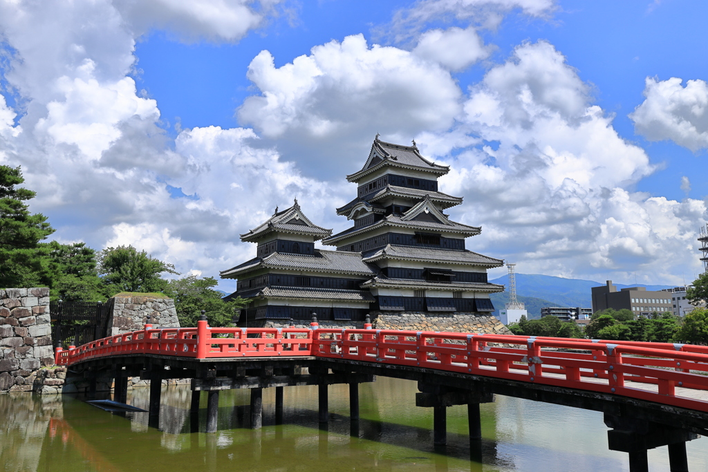 白い雲と赤い橋と黒い城