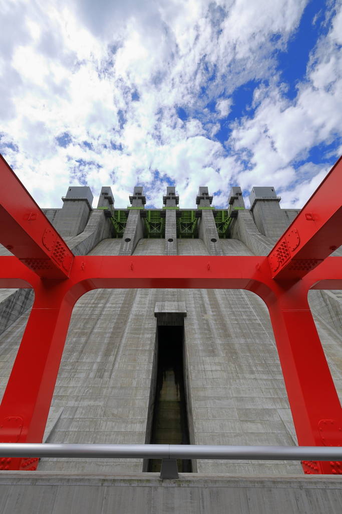 夏空と八ッ場ダム