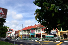 パステルの街の入り口はカラフルなストリート