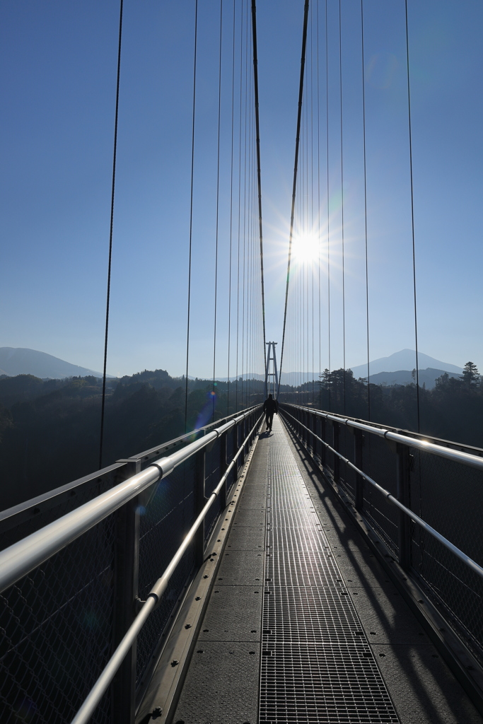 太陽と吊り橋