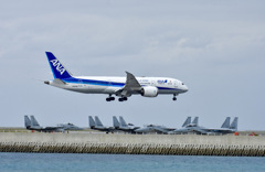 那覇空港にて