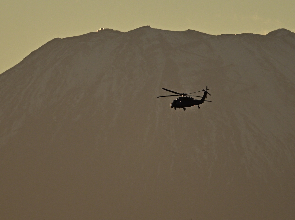 富士山とヘリコプター