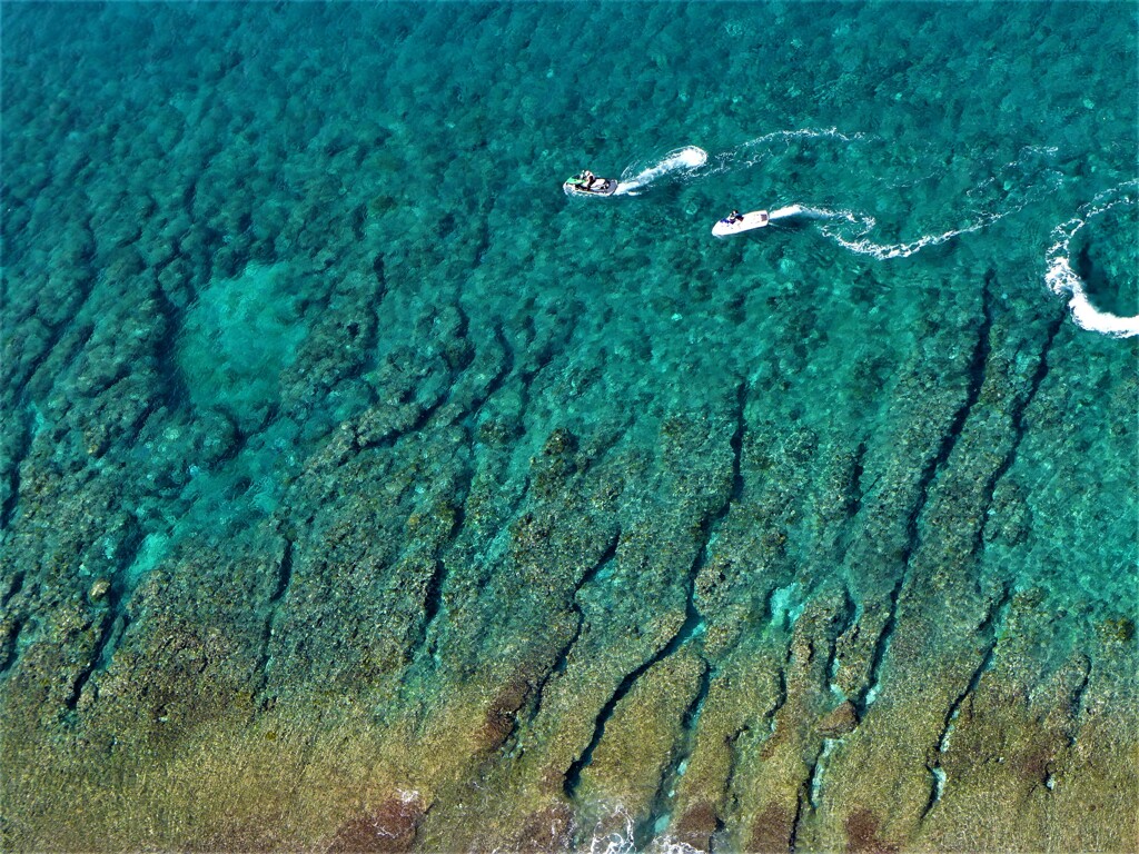 透き通る海