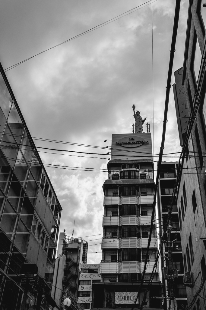 涙堪える空を行く