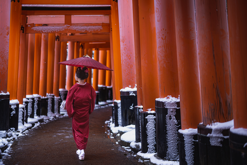 雪残る参道