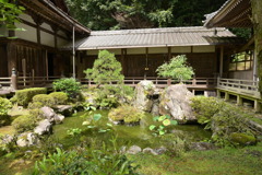 古池や蛙飛び込む水の音で有名な岩間寺 