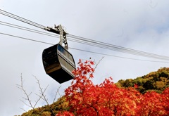 紅葉の2階建穂高ロープウェイ