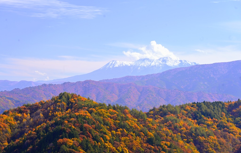紅葉の先に見える雪の御嶽山