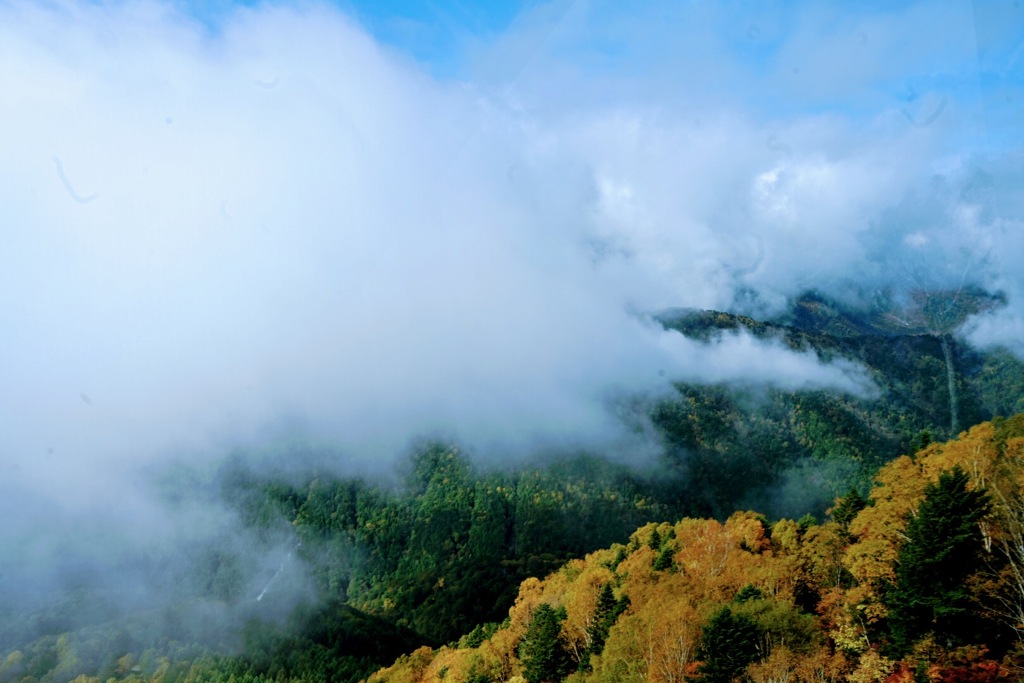2階建穂高ロープウェイから観た雲の中の山々