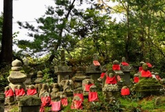 成相寺の本堂脇の赤色に鮮やかな地蔵達