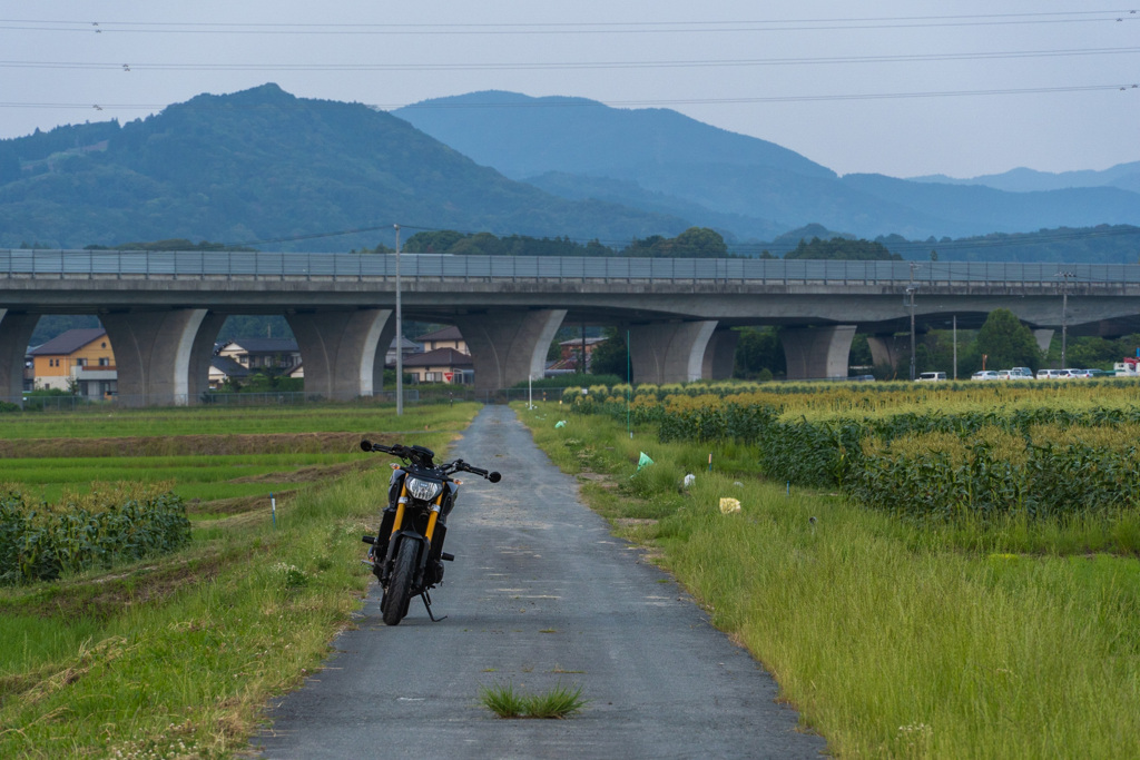 田舎道と高速道路