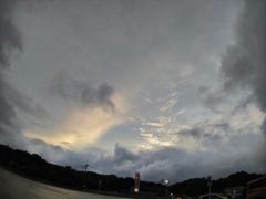 雨雲の奥は綺麗な夕焼け