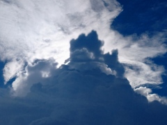 雲の背後に曇の影がヌウーっと伸びて、、