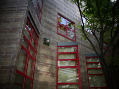 赤い窓枠の壁