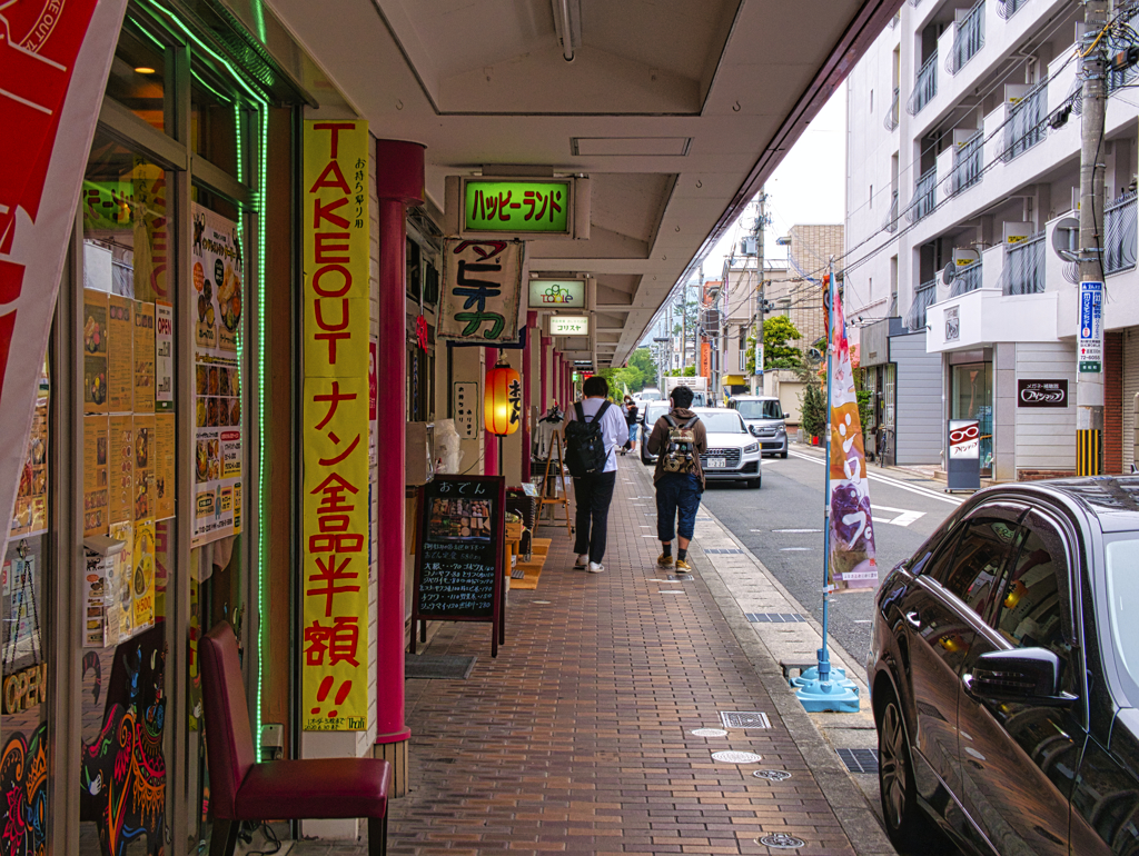 高架下の商店街にて