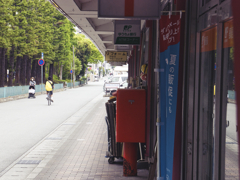 高架下の商店街にて