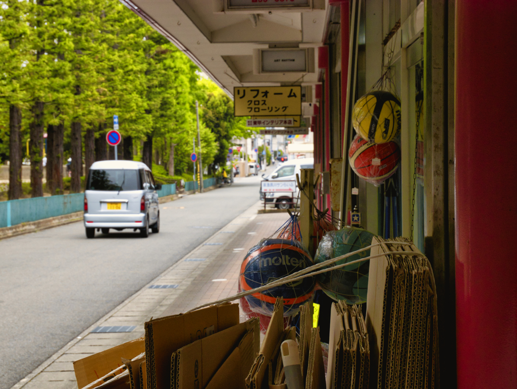 高架下の商店街にて