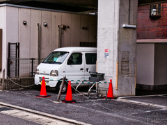 高架下の商店街にて