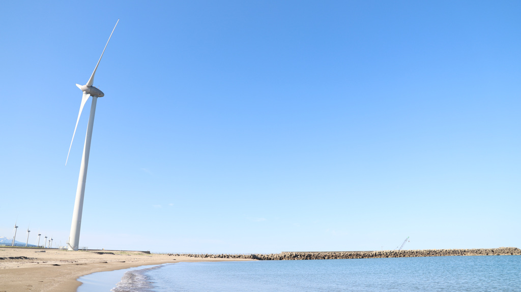 風車と海